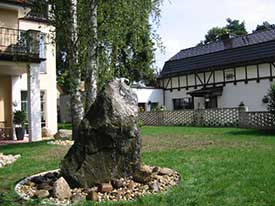 Findling im Garten aufgestellt