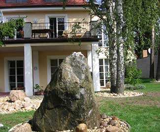 Findling im Garten aufgestellt