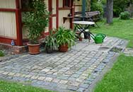 Eingang im Garten gepflastert