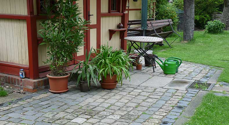 Eingang im Garten gepflastert