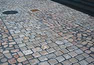 Straße aus Kleinformatpflaster