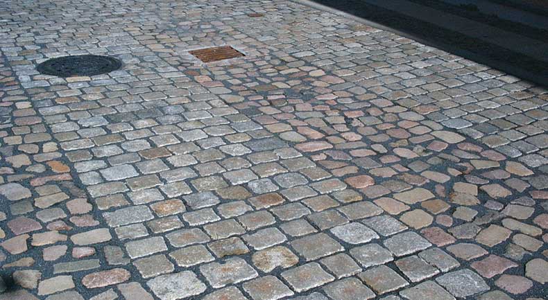 Straße aus Kleinformatpflaster