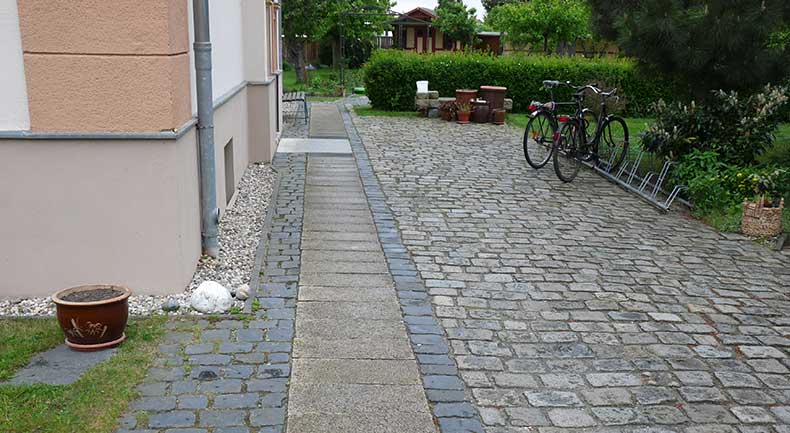 Wege auf dem Grundstück gepflastert