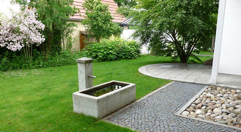 Vogeltränke aus Naturstein