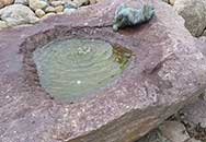Wassertränke aus einem Findling