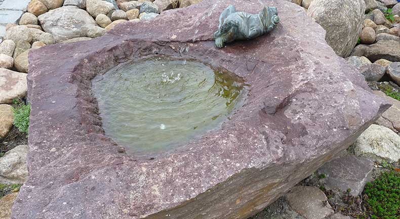 Wassertränke aus einem Findling